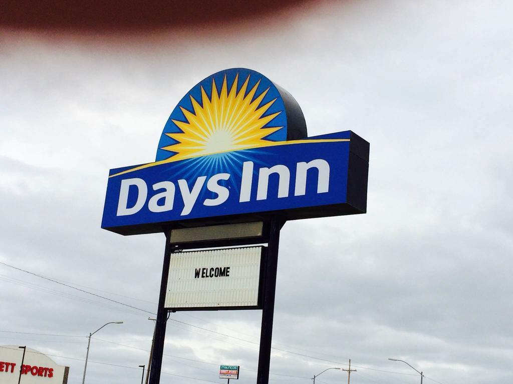 Days Inn By Wyndham Pratt Екстериор снимка