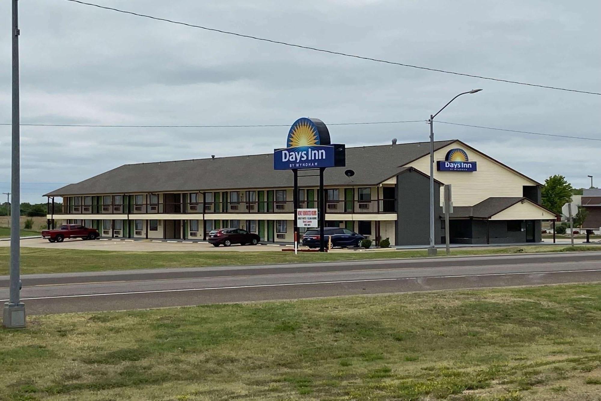 Days Inn By Wyndham Pratt Екстериор снимка