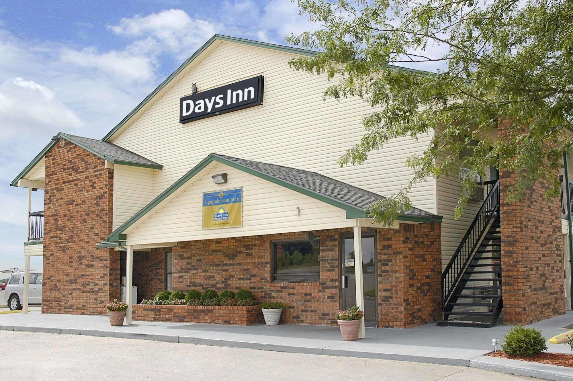 Days Inn By Wyndham Pratt Екстериор снимка
